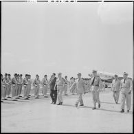 Le général Salan et Jacques Soustelle passent en revue un détachement de la base aérienne de Bône.