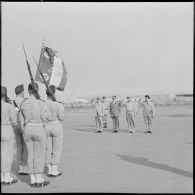 Bône. Les généraux Gilles, Nogues, Vanuxem saluent le drapeau de la 19ème escadre de bombardement.