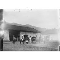 [Les époux Imbert lors d'une expédition en Chine, 1905-1908.]