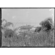 Douala. Vue sur le fleuve Cameroun avec le wharf. [légende d'origine]