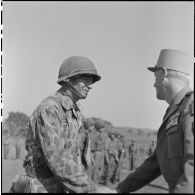 Le général Salan, commandant en chef en Indochine, félicite le chef de bataillon Bonnigal, commandant le 3e bataillon de parachutistes coloniaux (3e BPC), qu'il vient de décorer de la croix de guerre avec palme.