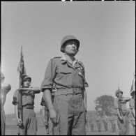Le lieutenant Blanquefort d'Orléans commandant la 10e compagnie du 3e bataillon du 5e régiment étranger d'infanterie (3/5e REI) vient d'être décoré de la Légion d'honneur par le général Salan à Na San.
