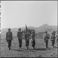 Le chef de bataillon Bonnigal, commandant le 3e bataillon de parachutistes coloniaux (3e BPC) et la garde d'honneur du fanion de son unité au cours d'une remise de décorations à Na San.