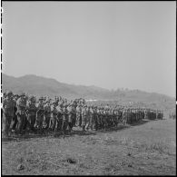 Des parachutistes coloniaux sont rassemblés pour une prise d'armes au cours de laquelle le général Salan remet des décorations aux défenseus de Na San
