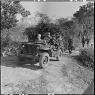 A Diên Biên Phu, les généraux Navarre, Cogny et Gilles circulent en jeep entre deux points d'appui.