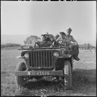 Le lieutenant-colonel Fourcade, commandant le groupement aéroporté n°1, au volant d'une jeep sur le terrain de Diên Biên Phu.