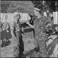 Conversation entre deux soldats parachutistes à Diên Biên Phu après une remise de décorations.
