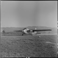 Un avion de transport Bristol Freighter sur le terrain de Diên Biên Phu.