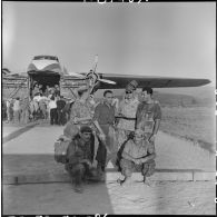 Groupe de soldats posant devant un avion de transport Bristol Freighter sur le terrain de Diên Biên Phu.