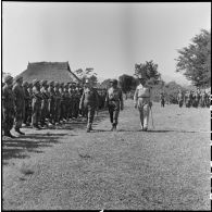 Le général Navarre et le général Cogny accompagnés du lieutenant-colonel colonel Fourcade passent en revue les bataillons de parachutistes à Diên Biên Phu.