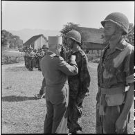 Le général Navarre, commandant en chef en Indochine, remet la rosette d'officier de la Légion d'honneur au commandant Charley, qui s'est distingué au cours de l'opération Castor à Diên Biên Phu.