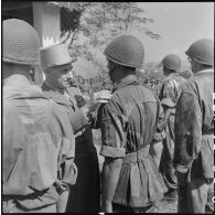 Le général Navarre, commandant en chef en Indochine, décore un parachutiste qui s'est distingué au cours des premiers combats à Diên Biên Phu.