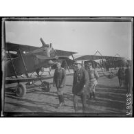 Salonique. Visite du Roi de Grèce au camp d'aviation. Le Roi passe devant les appareils, derrière le général Guillaumat. [légende d'origine]