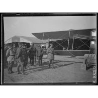 Salonique. Visite du Roi de Grèce au camp d'aviation. Le Roi et le général Guillaumat examinant un appareil. [légende d'origine]