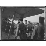 Salonique. Visite du Roi de Grèce au camp d'aviation. Le Roi et le général Guillaumat examinent un appareil de bombardement. [légende d'origine]