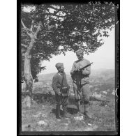 [Macédoine. Radogo-Bas. Deux soldats serbes préparant leurs fusils.]