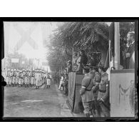 [Le général Franchet d'Esperey assiste à un défilé, en présence du roi de Grèce, Alexandre 1er.]