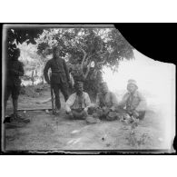 [Photographie de groupe rassemblant des prisonniers autrichiens et des soldats albanais.]