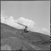 Arrivée d'un hélicoptère Sikorsky pour évacuer des blessés d'un point d'appui de Muong Khoua.
