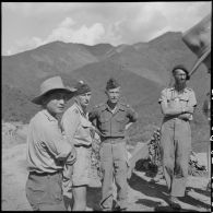 Le colonel Then s'entretient avec le chef de bataillon Vaudrey sur un point d'appui de Muong Khoua dans le cadre de l'opération Ardèche.