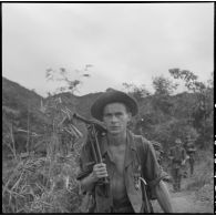 Un légionnaire du 2/3 régiment étranger d'infanterie (REI) progresse sur la piste menant à Muong Khoua.