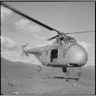 Envol bruyant et poussiéreux de l'hélicoptère du point d'appui de Muong Khoua.