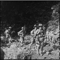Au cours de leur progression vers Nga Na Son, des chasseurs du 5e bataillon de chasseurs laotiens (BCL) profitent d'une source pour emplir leurs bidons ou se reposer.