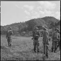Le chef de bataillon Vaudrey s'entretient avec le chef Bon au milieu d'une rizière au cours de l'opération Ardèche.