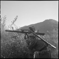 Pour appuyer les éléments de tête accrochés lors de la reprise de Sop Nao, le canon de 57 mm sans recul règle un tir au fond de la vallée.