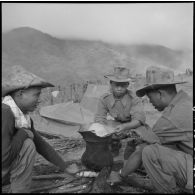 Préparation du repas par des éléments de la 2e compagnie du 5e bataillon de chasseurs laotiens (BCL) sur un point d'appui à Muong Khoua.