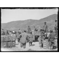 Près Monastir. Prisonniers bulgares déchargeant des munitions. [légende d'origine]