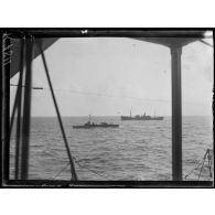 Une traversée en Méditerranée. Un navire du convoi et un torpilleur d'escorte. [légende d'origine]