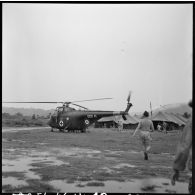 Arrivée des premiers grands blessés de Diên Biên Phu par hélicoptère Sikorsky sur le terrain d'aviation de Luang Prabang près de l'antenne chirurgicale.