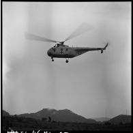 Arrivée des premiers grands blessés de Diên Biên Phu par hélicoptère Sikorsky sur le terrain d'aviation de Luang Prabang.