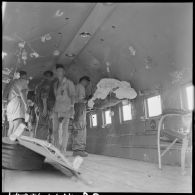 Installation de soldats blessés à Diên Biên Phu dans un Dakota sanitaire sur le terrain d'aviation de Luang Prabang.