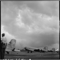 Des avions de transport Dakota servant à l'évacuation de blessés de Diên Biên Phu vers Hanoï, sont posés sur le terrain d'aviation de Luang Prabang.