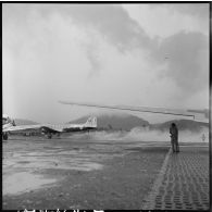 Des avions de transport Dakota servant à l'évacuation de blessés de Diên Biên Phu vers Hanoï, sont posés sur le terrain d'aviation de Luang Prabang.
