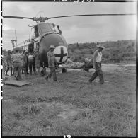 Arrivée de grands blessés de Diên Biên Phu sur le terrain d'aviation de Luang Prabang (Laos). [Description en cours]