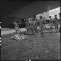 Arrivée de grands blessés de Diên Biên Phu sur le terrain d'aviation de Luang Prabang (Laos). [Description en cours]