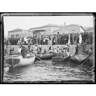 Pirée. Manifestation des étudiants en l'honneur de Mr Vénizélos. Les étudiants montent dans les barques. [légende d'origine]