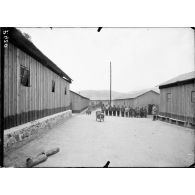 La Grand-Combe (Gard). (Le camp des prisonniers allemands travaillant aux mines de charbon). [légende d'origine]