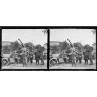 Devant la Tour Blanche. Autos canons en position face au boulevard de la Victoire. [légende d'origine]