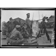 Salonique. La garde du drapeau. Soldats russes prenant le thé. [légende d'origine]