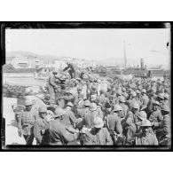 Salonique. 11 août 1916. Arrivée des italiens. Avant de défiler en ville, les italiens chargent leurs sacs sur des camions automobiles. [légende d'origine]