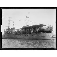 Port SaÏd. Le contre-torpilleur Voltigeur au mouillage, charbonne. [légende d'origine]