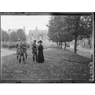 Visite du président du Conseil, monsieur Clemenceau, et du maréchal britannique Haig à Cambrai en octobre 1918.