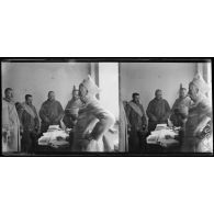 Monastir. Interrogatoire de prisonniers bulgares à la prévoté. [légende d'origine]