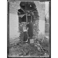 Monastir. Un vieux macédonien rebâtit sa maison crevée par un obus qui a tué sa femme. [légende d'origine]