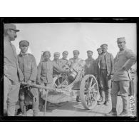 Brusnik. Un Minenwerfer de 170 mm pris par le 175e d'infanterie le 15 mars 1917 sur les hauteurs de Magarevo.  Autour, prisonniers bulgares. [légende d'origine]