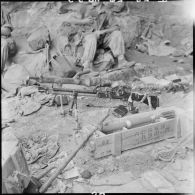Découverte par le 6e bataillon de parachutistes coloniaux (6e BPC) de matériel et d'armement Viêt-minh dans les grottes de Ky Lua au cours de l'opération Hirondelle.
